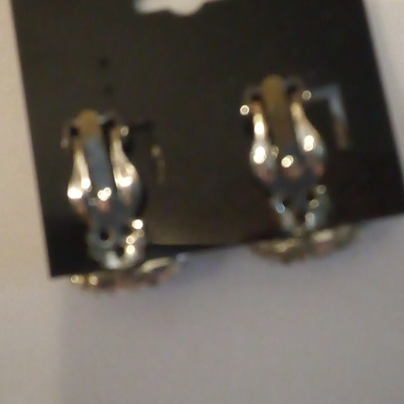 ❤️ Silver & Black Look Costume Clip Earrings - Picture 2 of 4